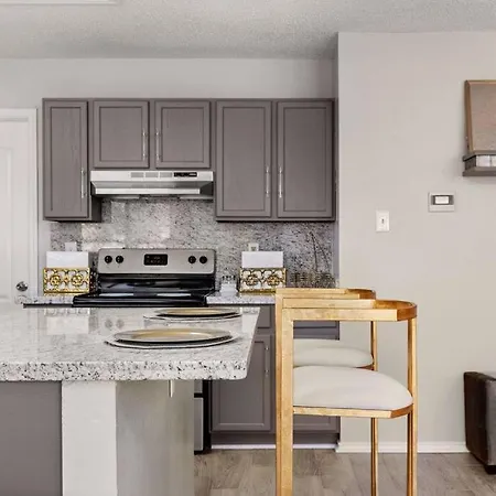 Luxury 4B Getaway Near Airport Executive Suite
